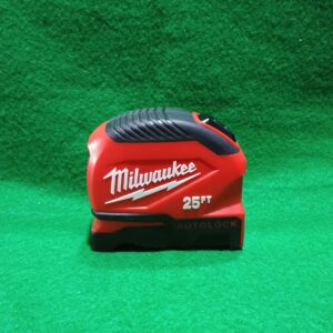 Cinta métrica AMERICANA con bloqueo automático Milwaukee de 25 pies / 48-22-1825